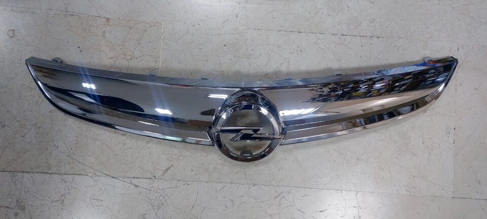 Opel Corsa D 2011 -  2015 arası  Ön Panjur Nikelajı Ön Panjur Nikelajı / Ön Panjur Çıtası / Ön Izgara Nikelajı