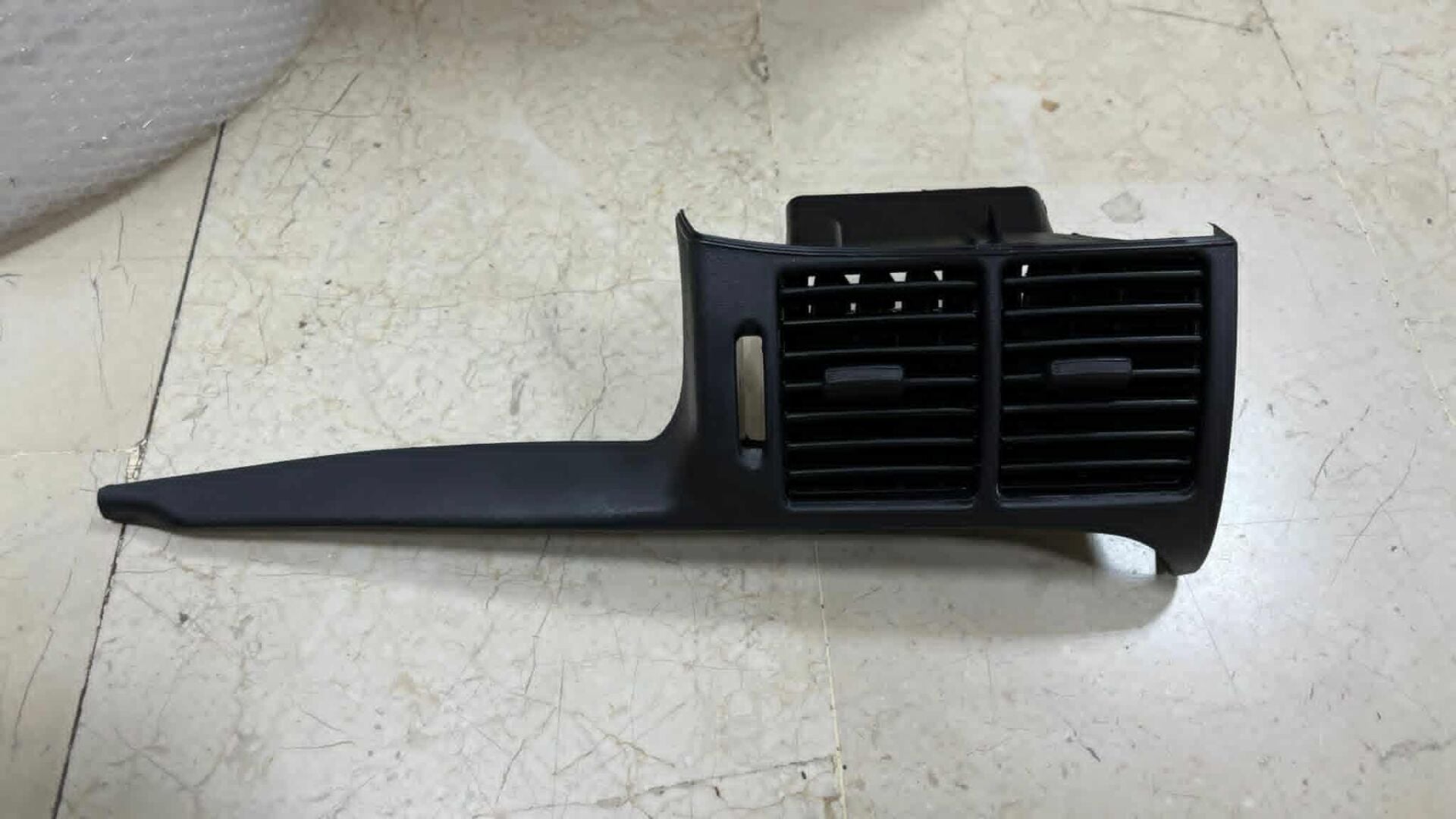 Opel Vectra B Göğüs Panel Izgara Çerçevesi Orta Göğüs Havalandırma Paneli Çerçevesi – Siyah Renk 1814622