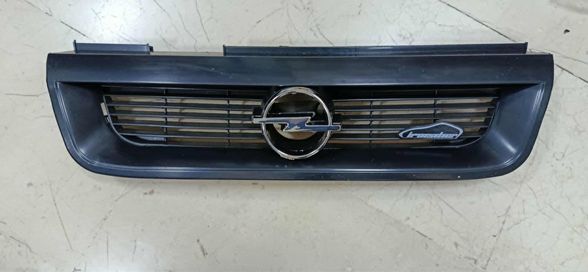 Opel Vectra A 1993-1995 Model Arası Ön Panjur  Arma Ve İrmscher Arma dahildir.