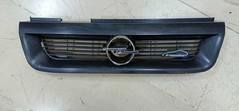 Opel Vectra A 1993-1995 Model Arası Ön Panjur  Arma Ve İrmscher Arma dahildir.