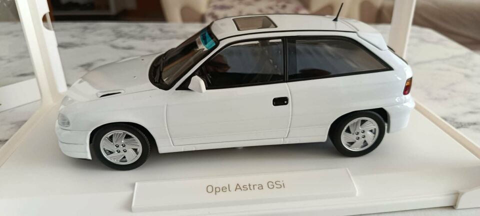 Opel Astra F GSİ 1:18 Metal Maket oyuncak. Norev Marka Orjinal ürun.
