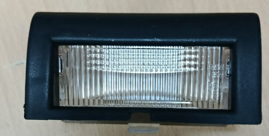 Opel Astra F (1991–1998) modeli için plaka lamba camı cerçeve ile
