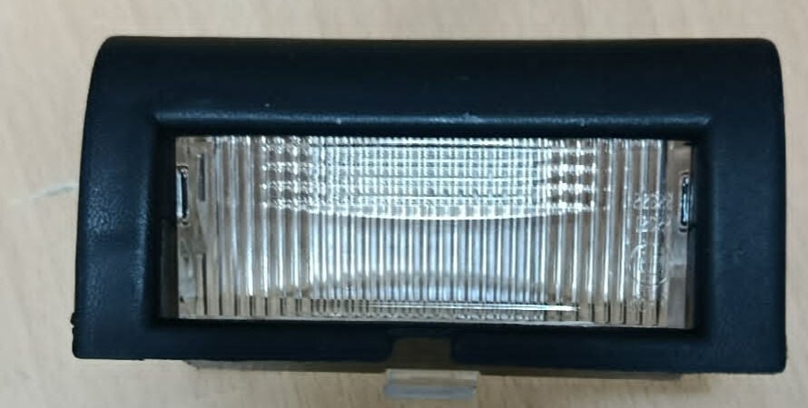 Opel Astra F (1991–1998) modeli için plaka lamba camı cerçeve ile