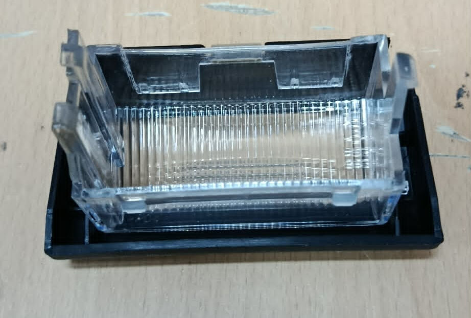 Opel Astra F (1991–1998) modeli için plaka lamba camı cerçeve ile